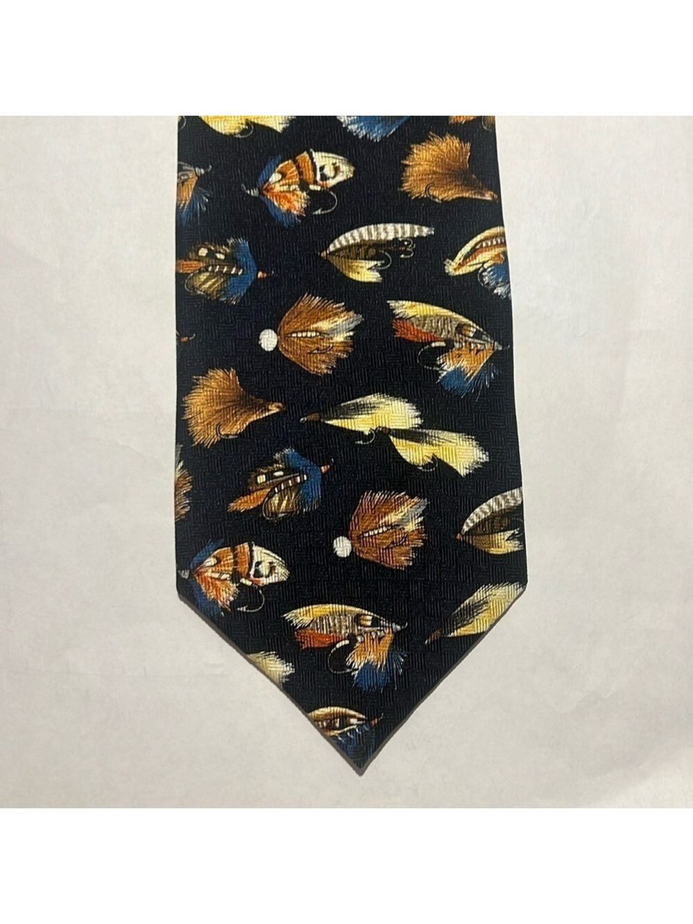 Field & Stream men’s tie, fishing, lures. Good condition.